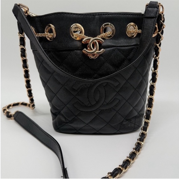 GWP Chanel Black Quilted Shoulder Bag with Gold Accents - Picture 8 of 10